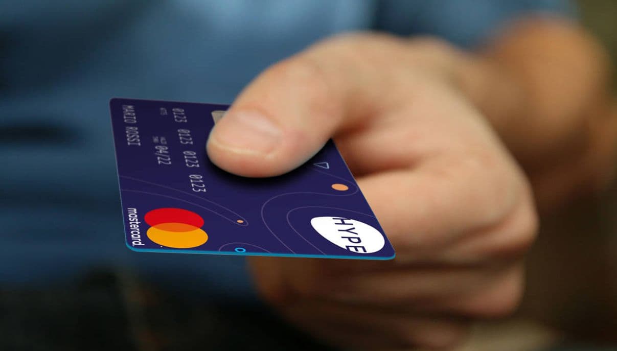 Banner Aprire un conto bancario online “con un clic”? Su Hype ne servono 44, per Fineco 120