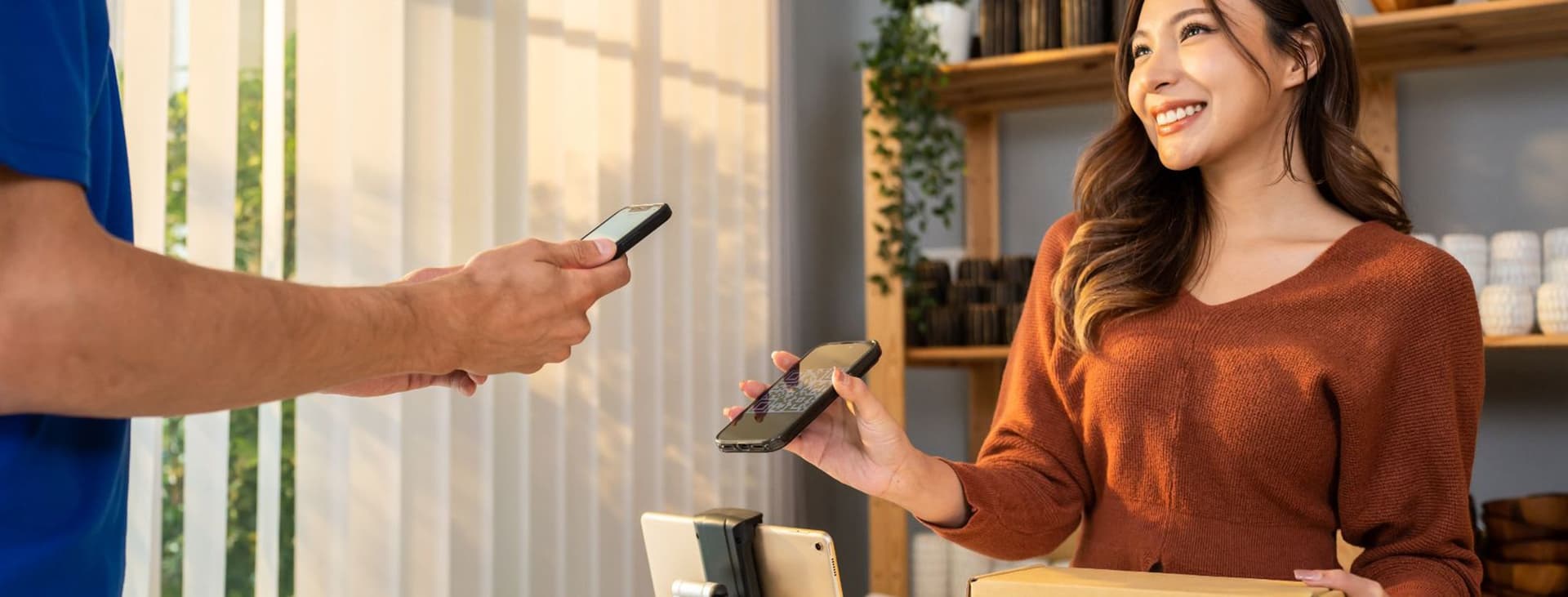 Banner Pagamenti digitali, il pos diventa app: rivoluzione Intesa Sanpaolo-Nexi